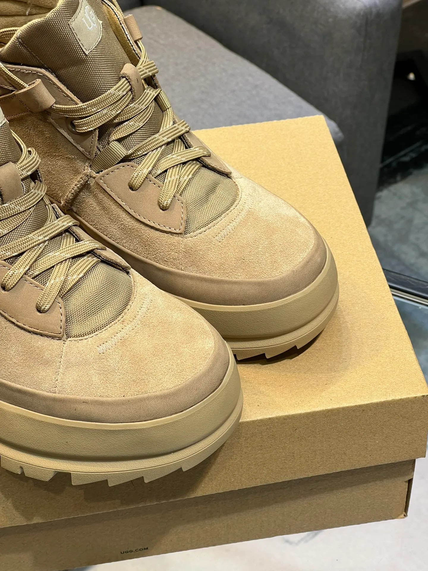 Men's shoes 💰620 (UGG) New 👉 Warm series for casual men, the simple and elegant shoe style sublimates the classics, the fabric is made of imported cowhide embossed ➕ warm real wool lining, and the special rubber outsole upgrades the wearing experience ✌️ Comfortable on the feet, very domineering! Code number:38-44